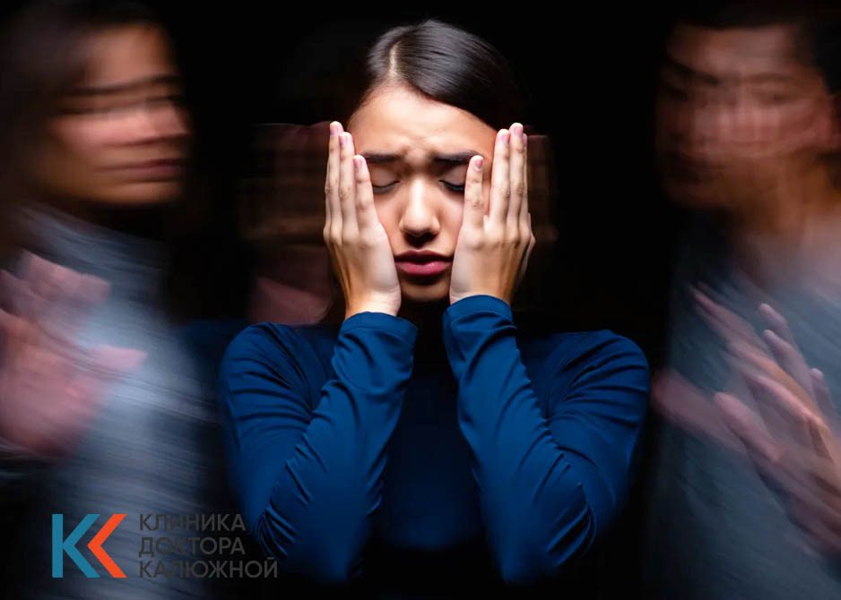 Врач сидит за столом